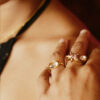 bague entre doigts