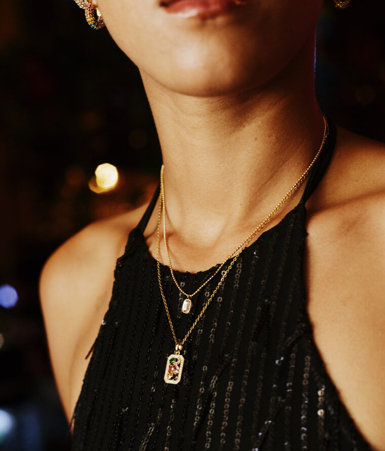 Collier pendentif strass colorés